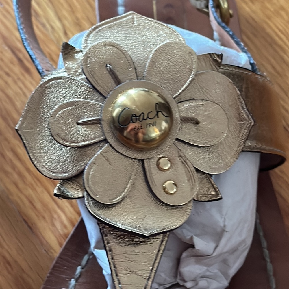 Coach Sari sandals - metallic gold leather with flower detail, size 8 - Picture 2 of 13